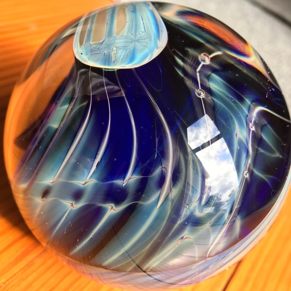 COLLECTORS SIGNED PAPERWEIGHT DEEP BLUE OCEAN - Picture 6 of 13